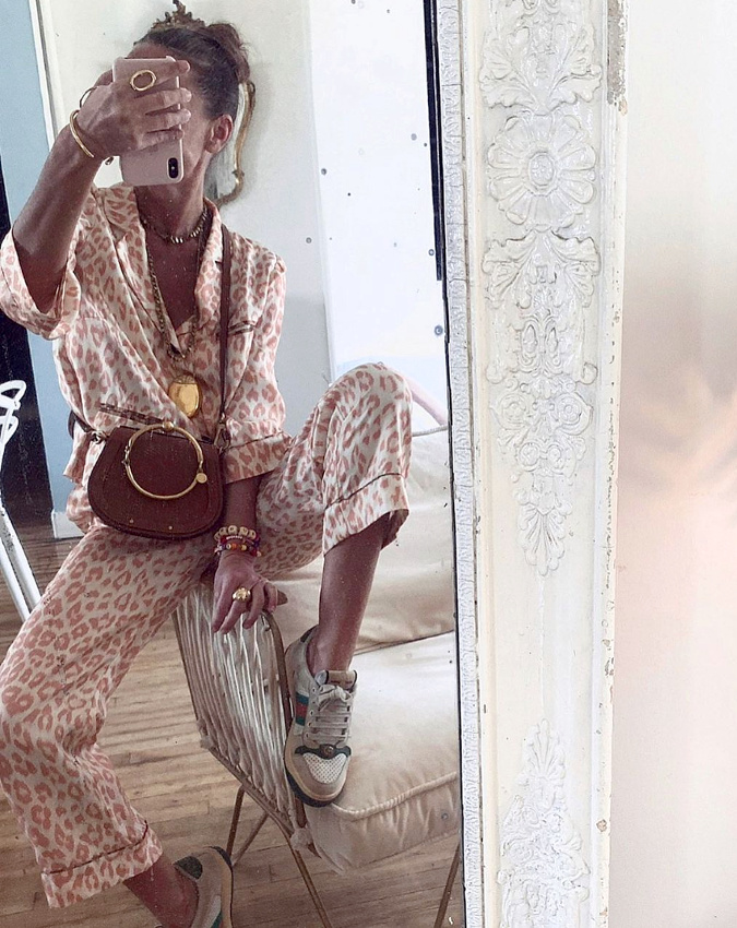 Oui au pyjama port� comme un costume � part enti�re !