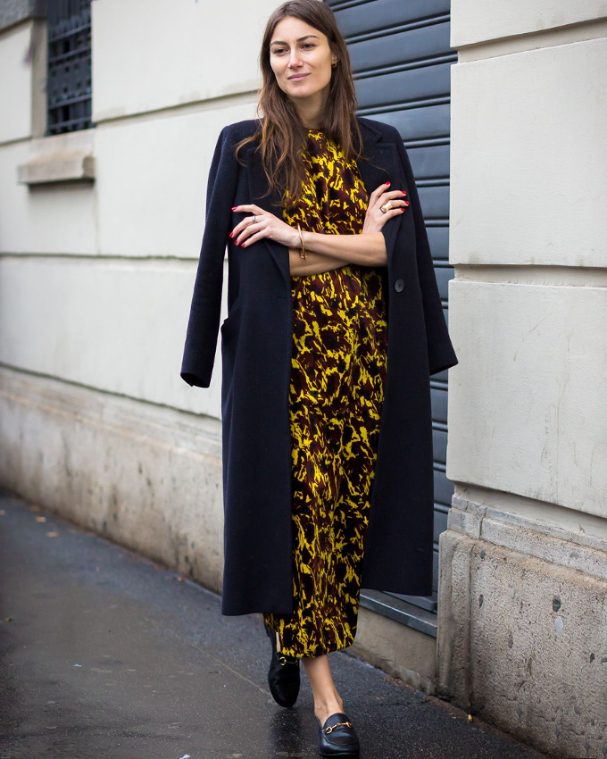 Rien de tel qu'une paire de mocassins pour d�dramatiser le duo robe longue/pardessus !