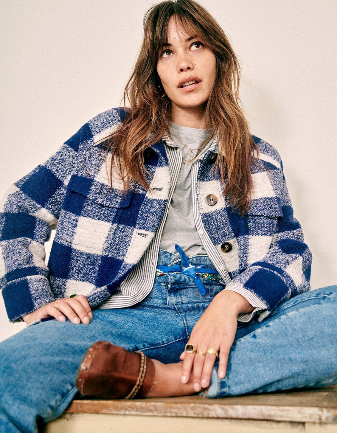 Oui � la superposition surchemise � carreaux/chemise � fines rayures !