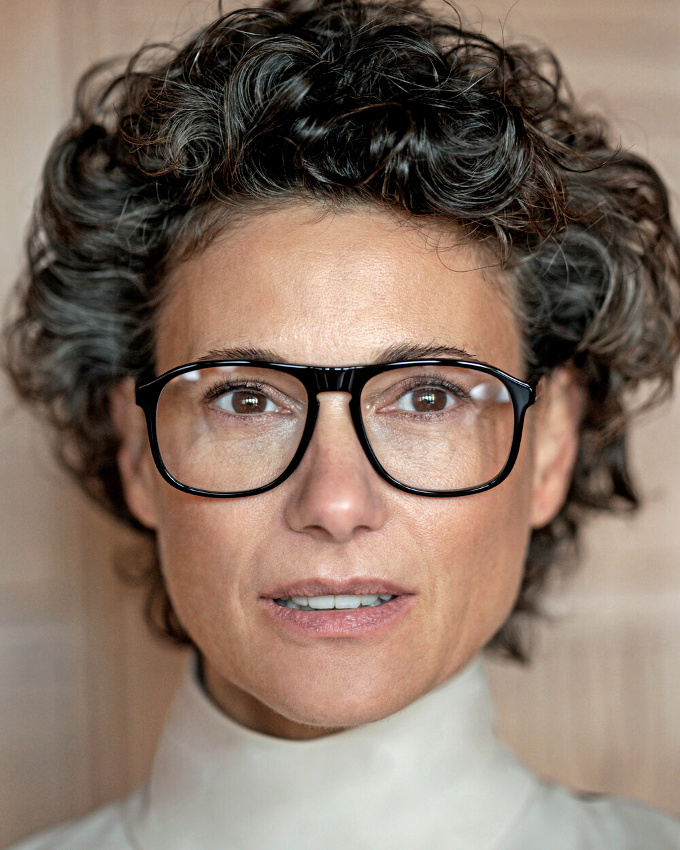 Lunettes de caract�re + coupe courte joyeusement coiff�e/d�coiff�e = le bon mix