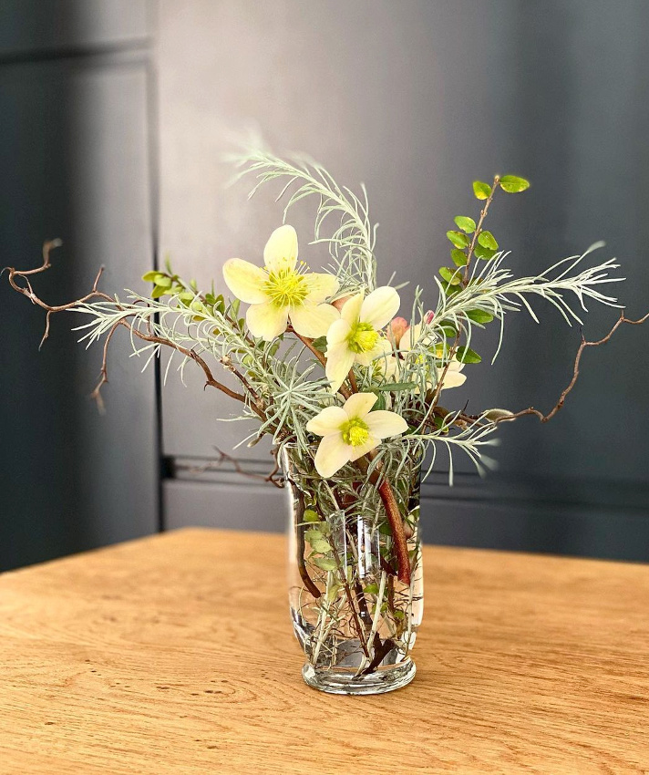 Brindilles + fleurs + plantes = le bon mix