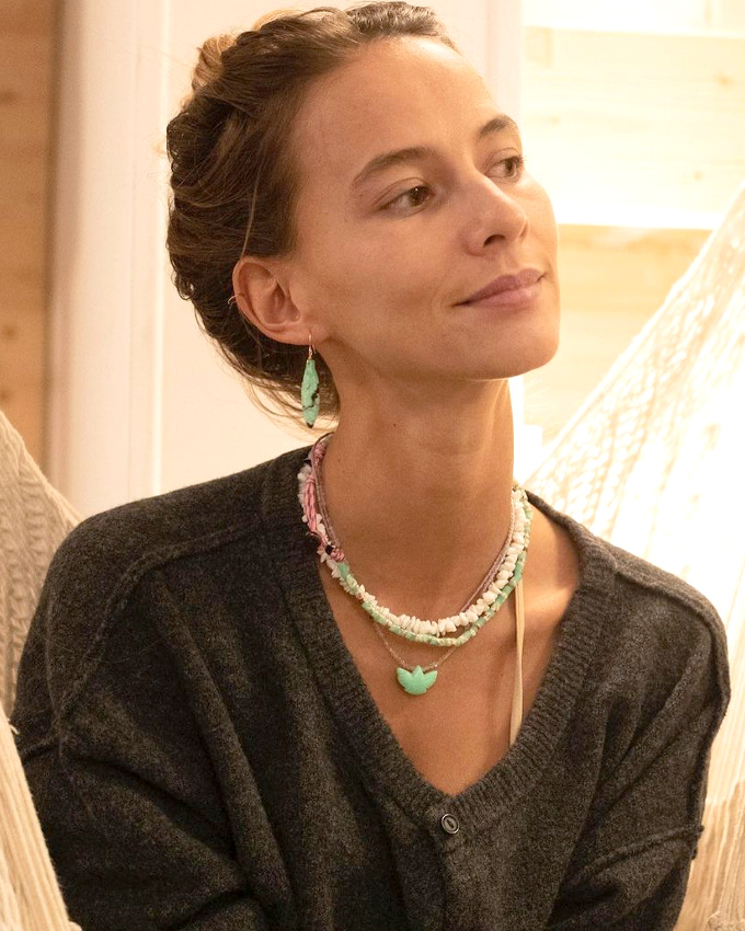 Port de t�te de danseuse �toile + accumulation de bijoux color�s = le bon mix