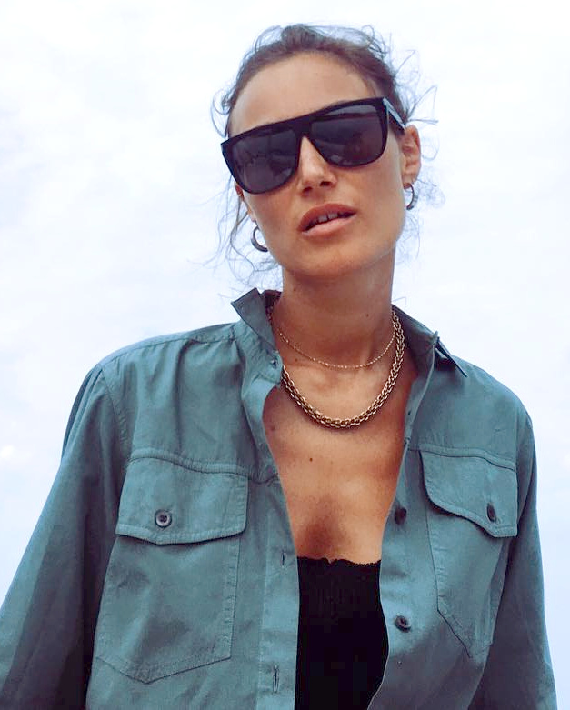 Chemise tomboy + accessoire glamour = le bon mix