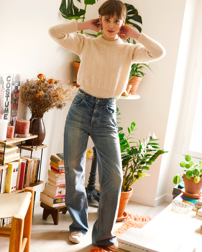 Jean large taille haute + converses : l'un des mix gagnants du moment !