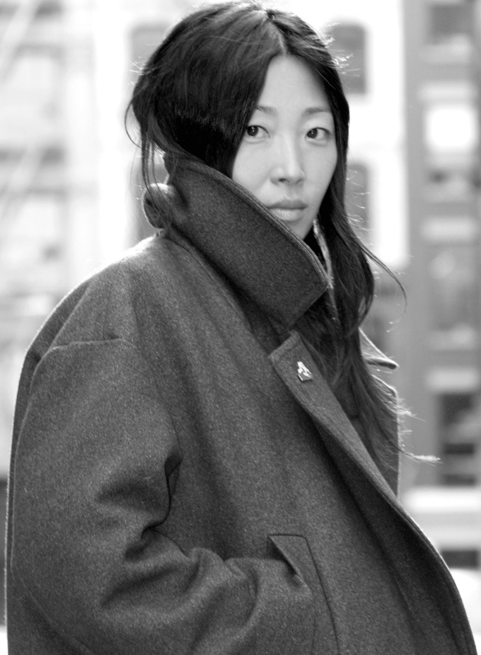 Cheveux longs coiff�s/d�coiff�s + col relev� = le bon mix