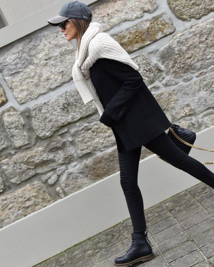 Rien de tel qu'un gros pull bien �pais nou� sur les �paules pour relever un total look noir sans histoire !