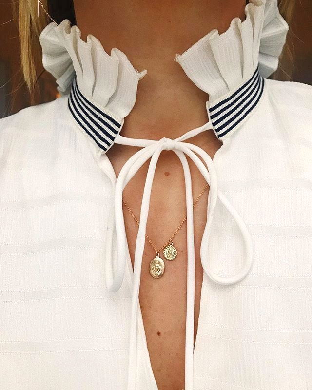 Rayures bleu marine + col volant� + m�dailles dor�es = le bon mix