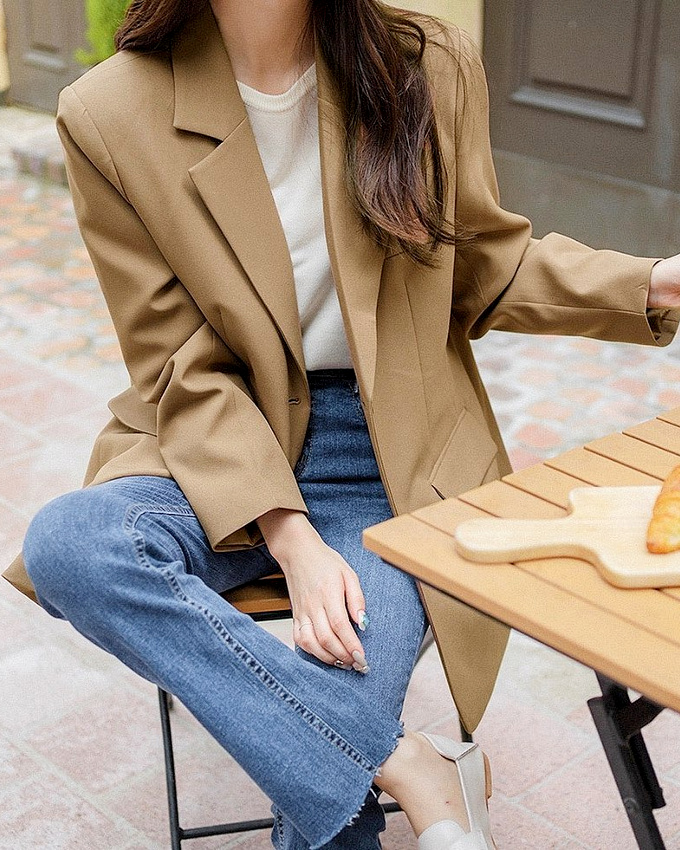 Coup� � cru, le jean flare se r�v�le id�al pour twister une tenue classique !