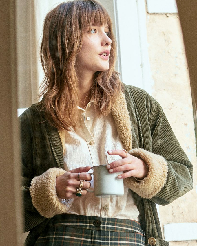 Oui au mix texture chaleureuse, d�tails d�suets et f�minit� boyish !