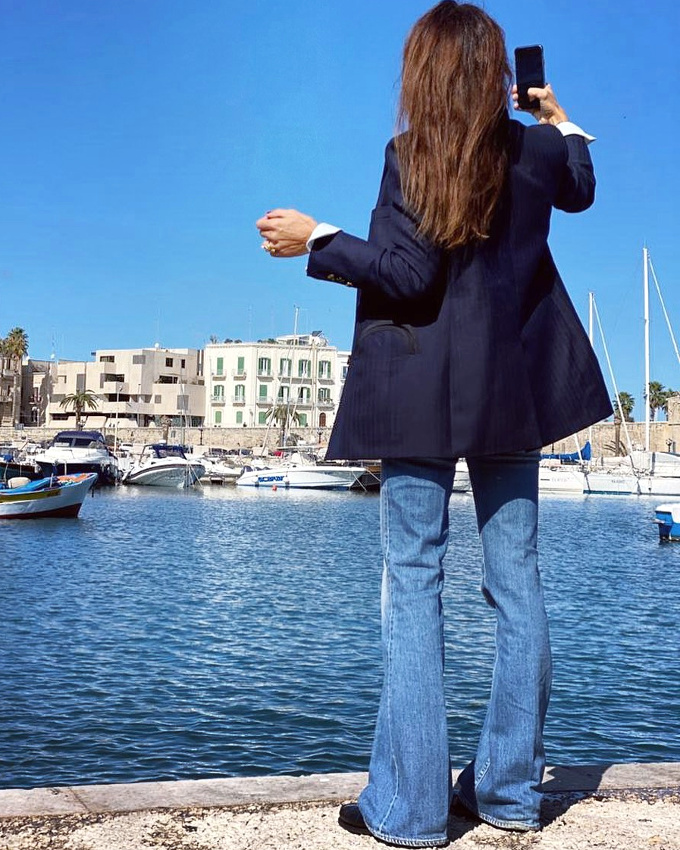 Blazer bleu marine + jean flare d�lav� = le bon mix