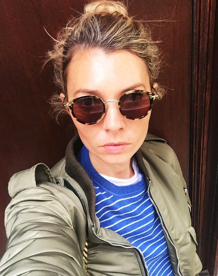 Blouson kaki + blondeur discr�te + rayures horizontales bleu et blanc = le bon mix