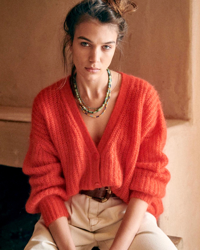 Gilet port� � m�me la peau + collier grigri + chignon coiff�/d�coiff� = le bon mix