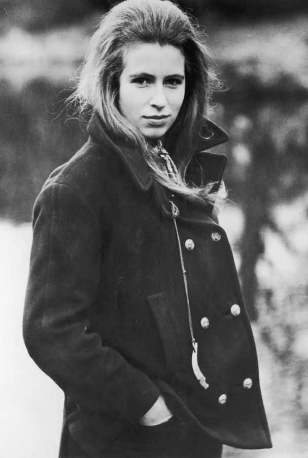 Caban + petit foulard nou� sur le devant + cheveux d�tach�s = le bon mix