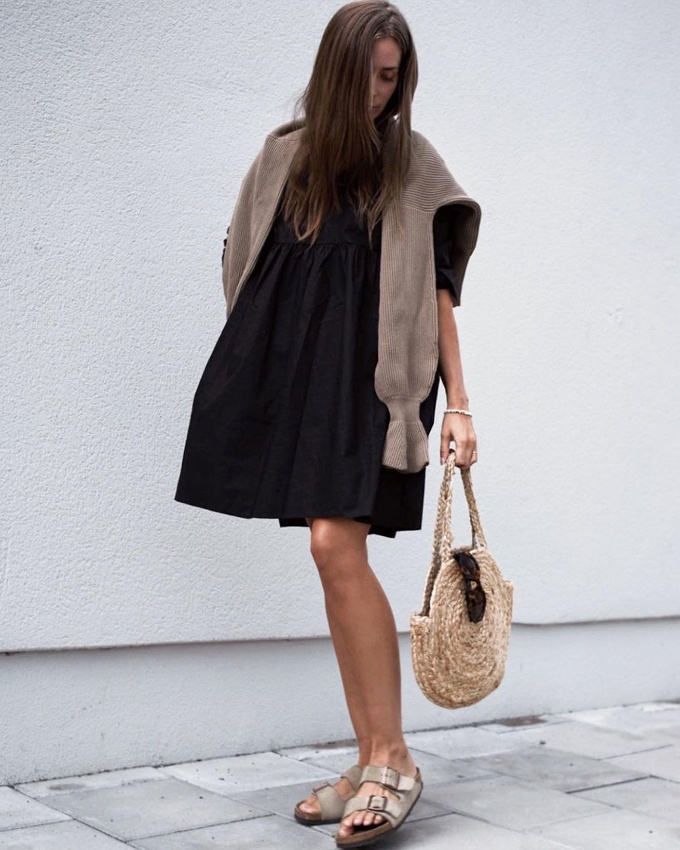 Ample mini robe noire + sandales Arizona + gros pull jet� sur les �paules = le bon mix