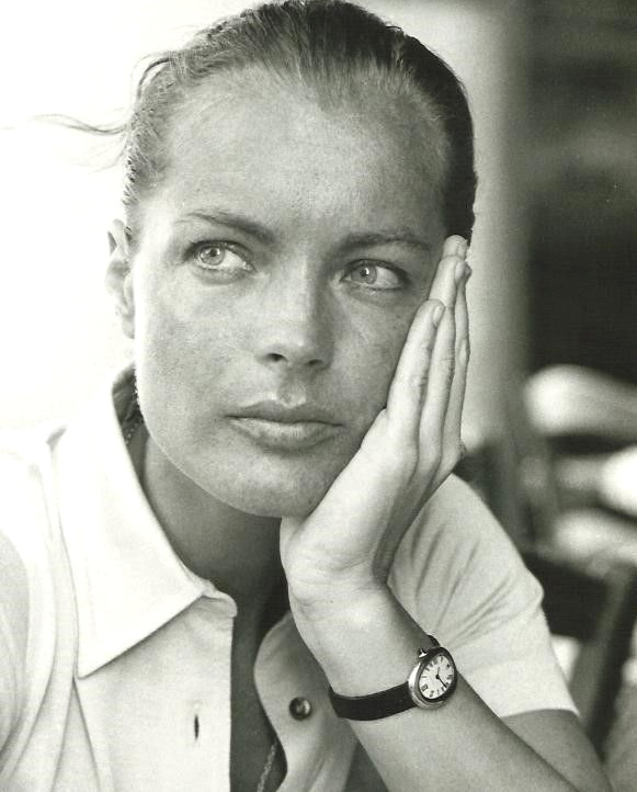 Montre fine + chemise � manches courtes + h�le estival = le bon mix