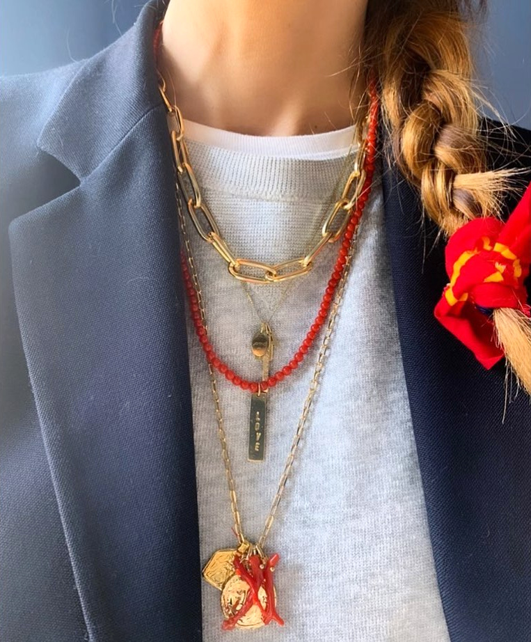 Rien de tel qu'une accumulation de colliers savamment pens�e pour r�veiller un ensemble casual/classique !