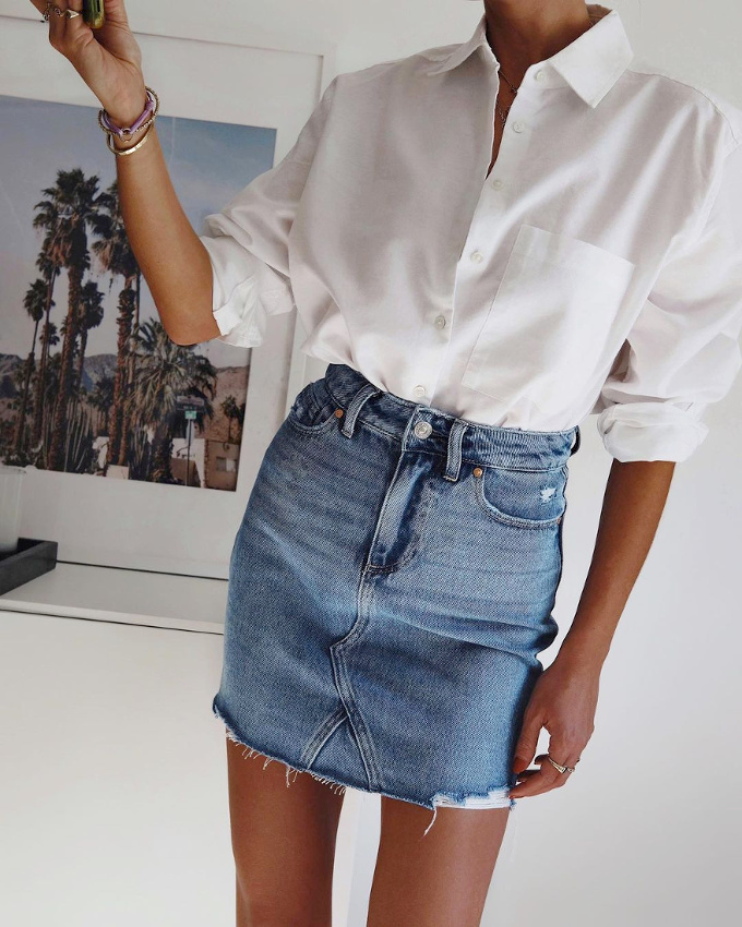 Rien de tel qu'une chemise blanche pour apaiser une mini jupe en jean !