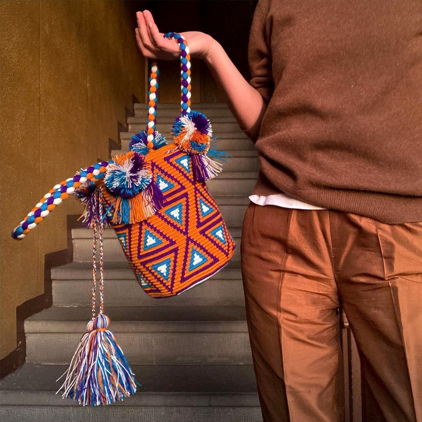 Rien de tel qu'un sac folk pour dynamiter une d�gaine sagement classique !