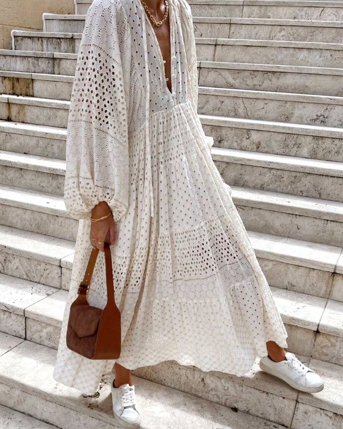 Envie de longue robe estivale romantique � twister � coups de baskets blanches et de bijoux dor�s...