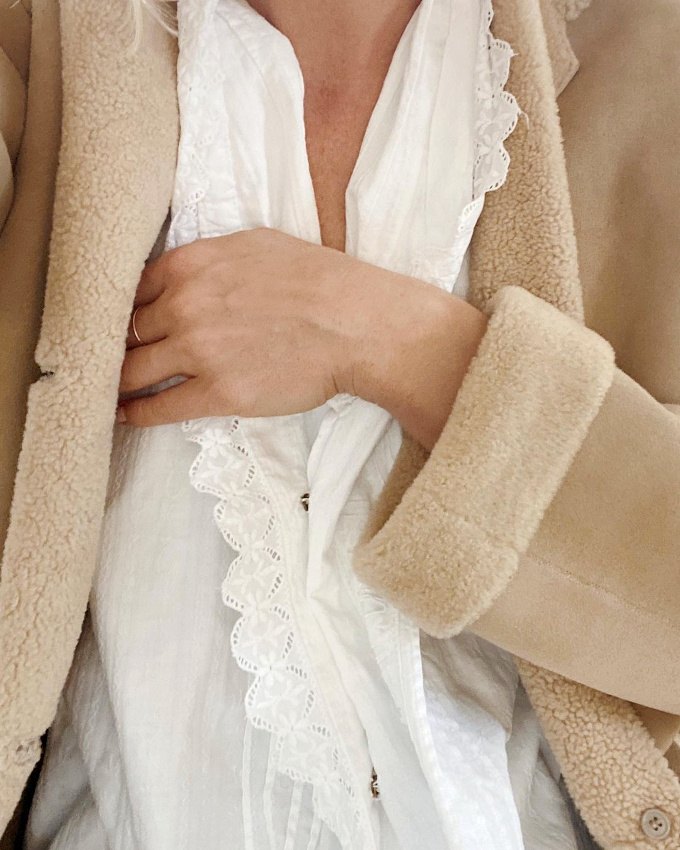 Broderie anglaise + shearling = le bon mix