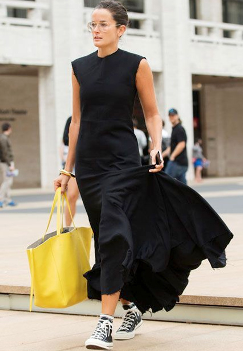 Agr�ment�e d'une paire de baskets, la longue robe noire se fait plus urbaine que glamour