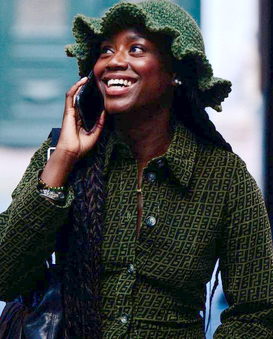 Rien de tel qu'un maxi sourire pour d�tourner l'attention de ses prises de risque stylistiques !