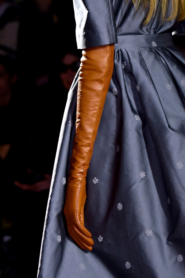 Robe de bal manches courtes + longs gants en cuir = le bon mix