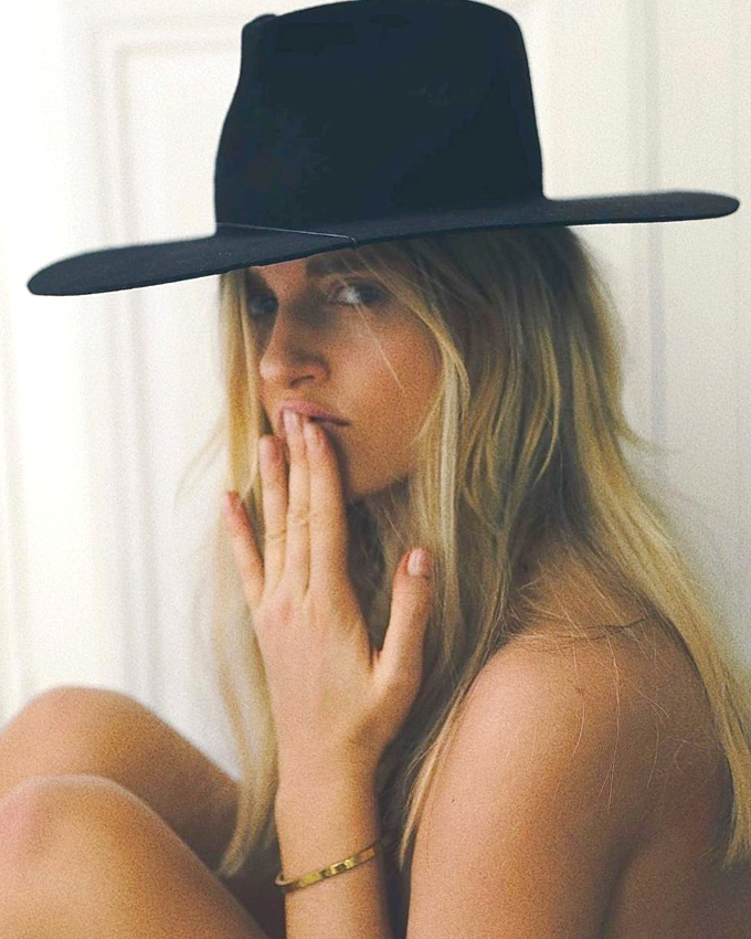 Fedora + chevelure blond cendr� + bijou dor� = le bon mix