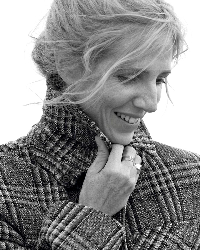 M�lant col relev�, drap de laine � carreaux, chevali�re et m�ches folles, l'allure de Sandrine Kiberlain f�d�re