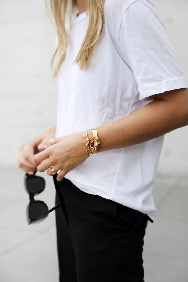 Rien de tel qu'une accumulation de bracelets de caract�re pour relever un look noir et blanc !