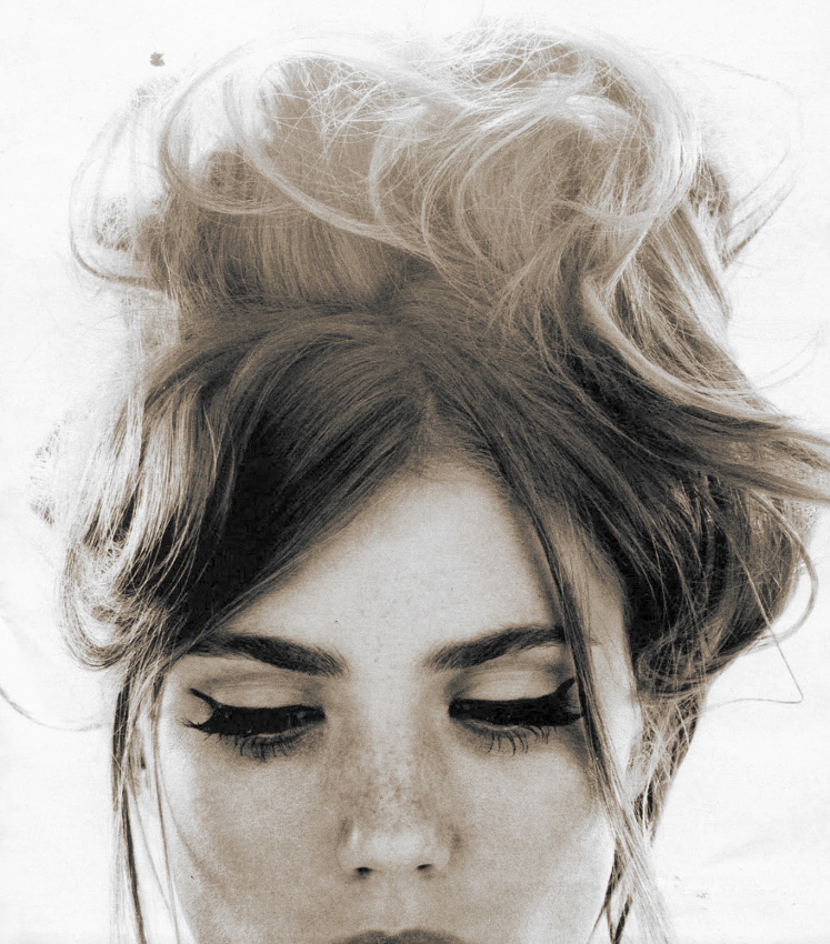 Toujours contrarier un maquillage glamour par une coiffure d�sinvolte !