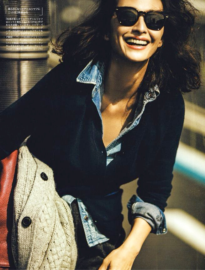 Gilet fin + chemise en jean g�n�reusement ouverte = le bon mix