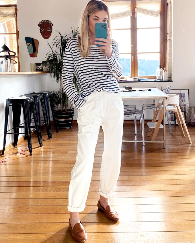 Marini�re + pantalon slouchy blanc roulott� sur la cheville + mocassins caramel = le bon mix 