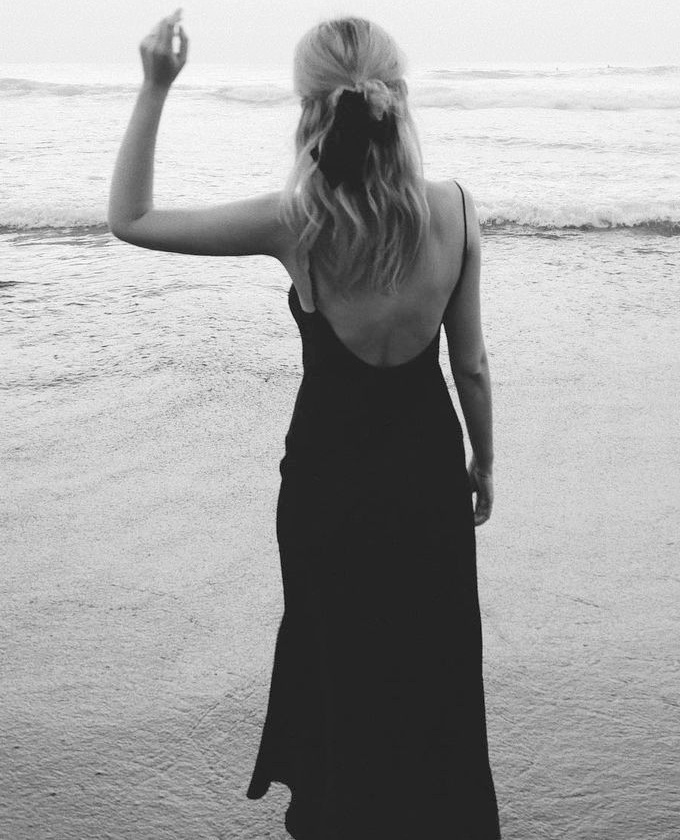 Robe noire l�g�re + bord de mer = le bon mix