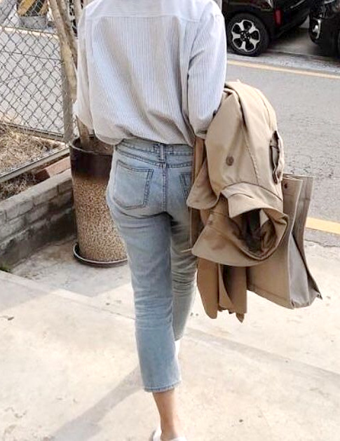 Casual-chic, le mix chemise ample/trench/jean 7/8 fait partie des trios dont on ne se lasse pas !