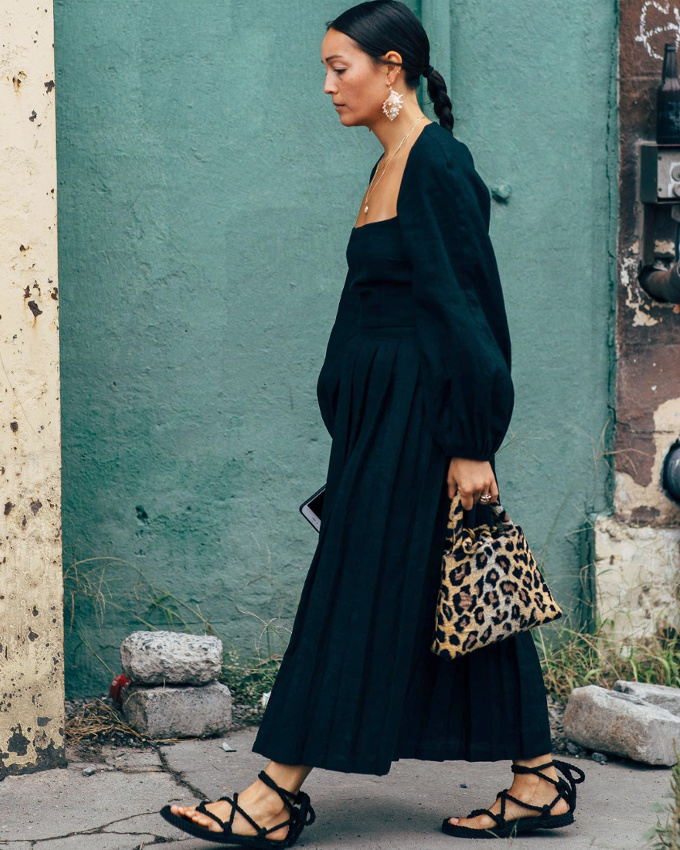 Bien dos�, l'imprim� l�opard a le chic pour twister les total looks noirs