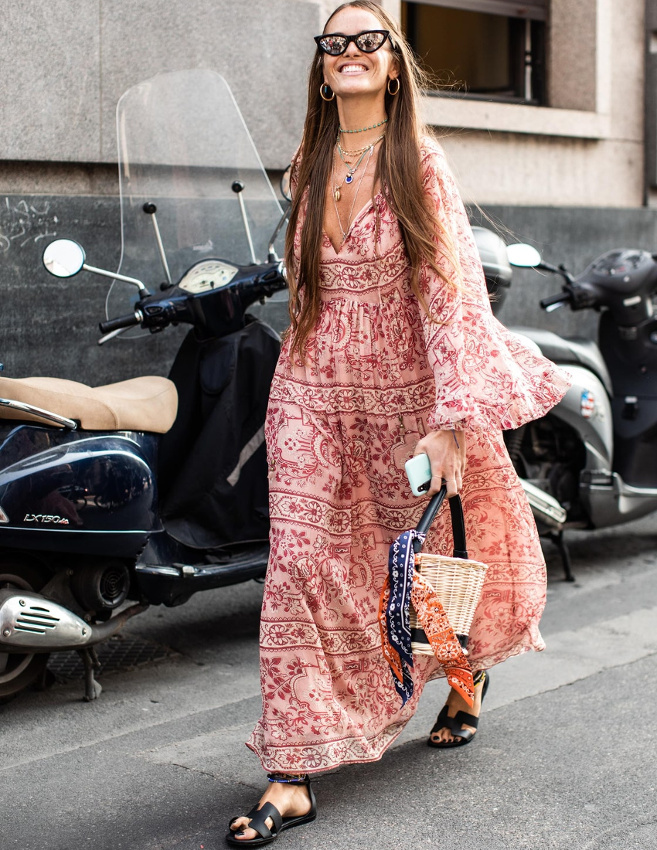Lunettes cat-eye + robe folk + maxi sourire = le bon mix
