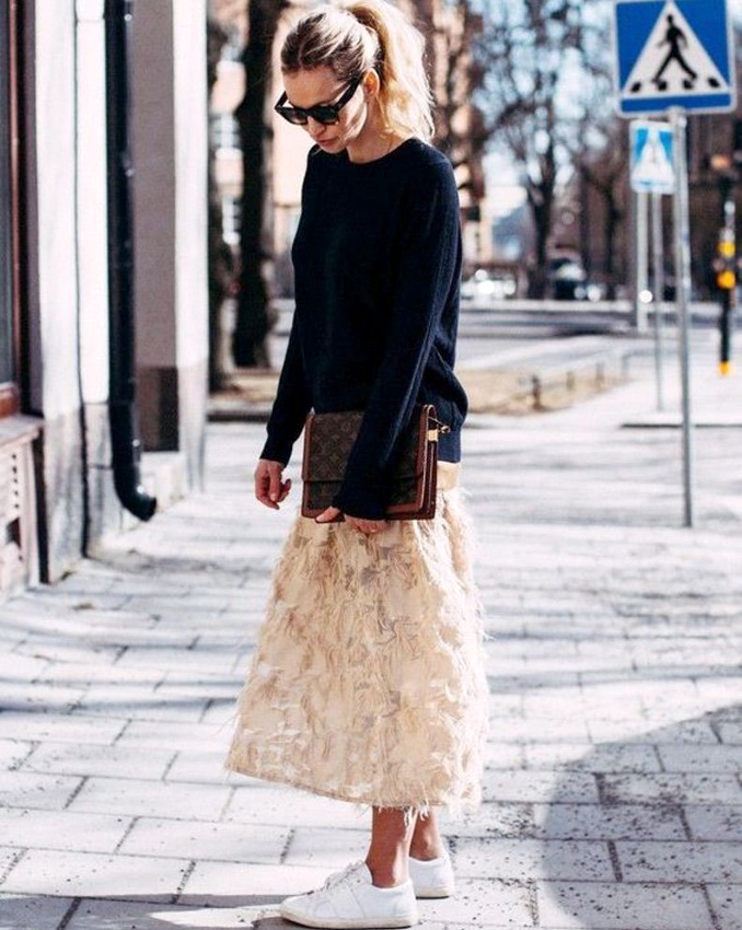 Rien de tel qu'un pull col rond unisexe pour apaiser une jupe sophistiqu�e !