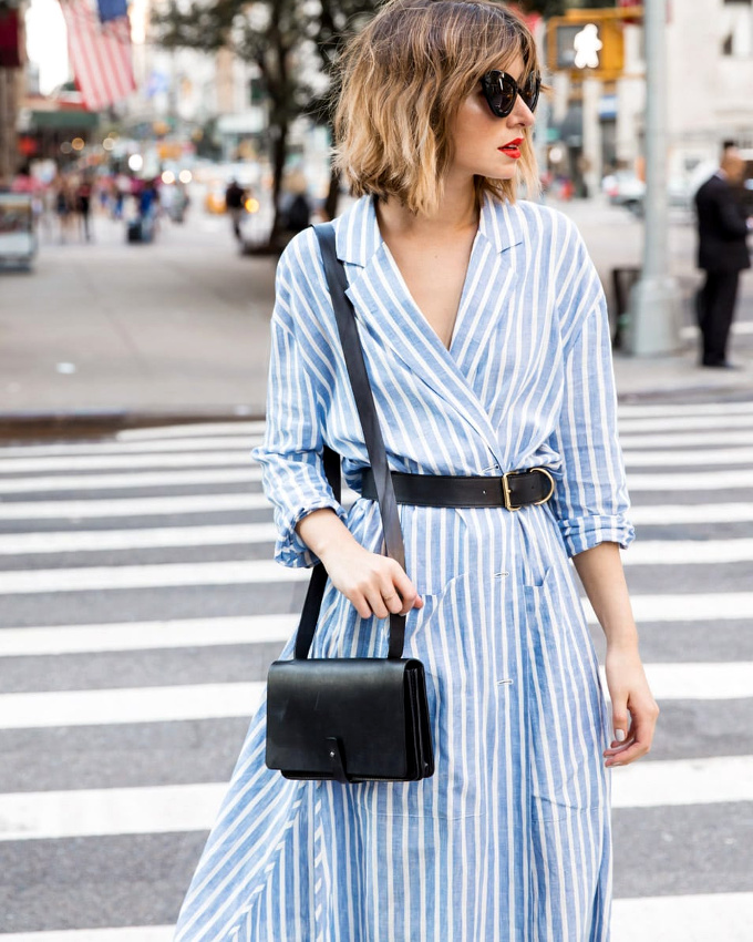 Rayures verticales bleu ciel + accessoires carbone + trait de rouge � l�vres = le bon mix