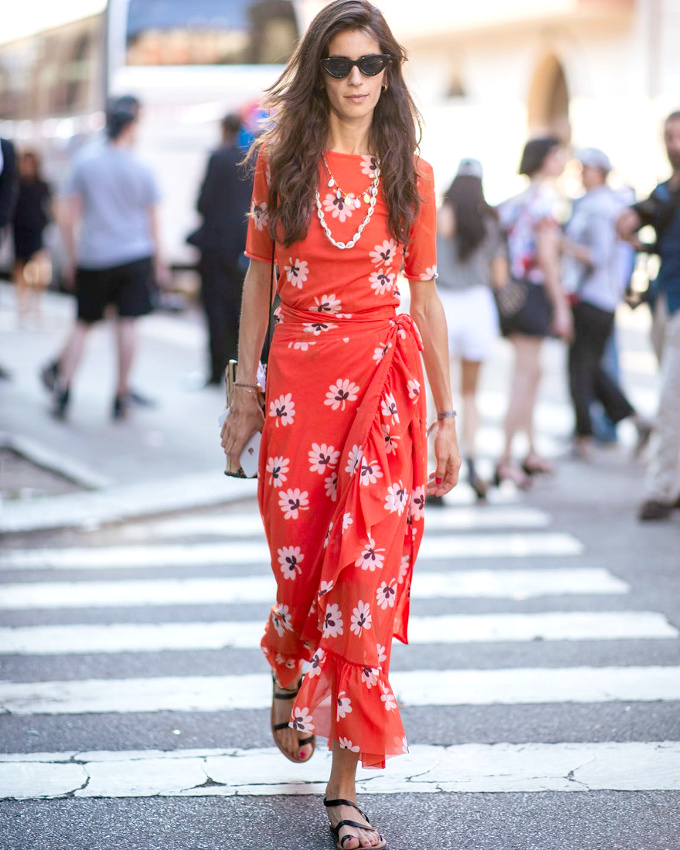 Robe fleurant bon la plage + lunettes cat-eye effil�es + collier de coquillage + sandales plates noires = le bon mix