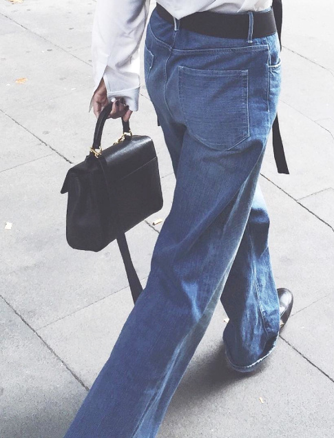 Jean large loose + sac rigide = le bon mix