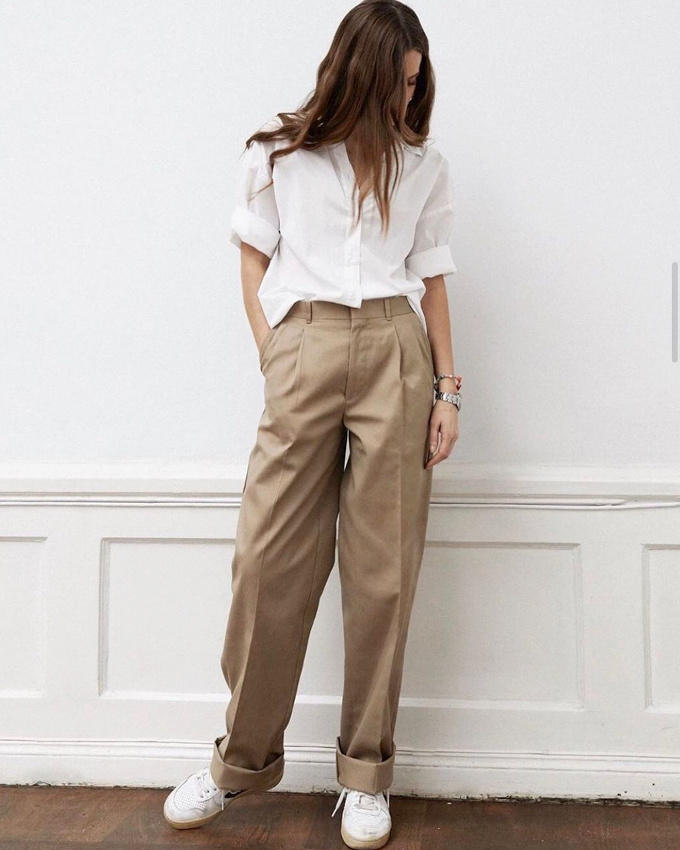 Large, masculin et marqu� d'un pli sur le devant, ce pantalon a tout bon !