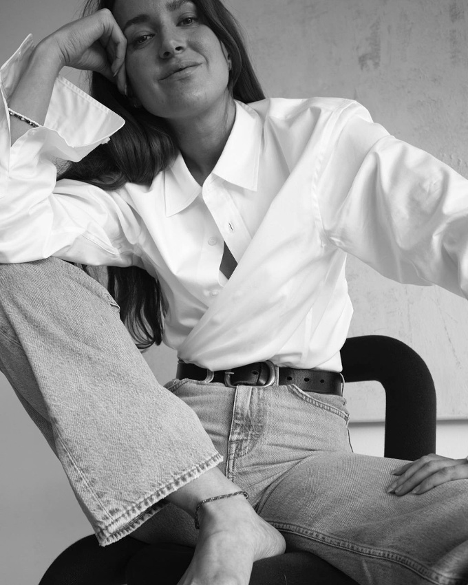 Port�e en cache-coeur, la chemise blanche gagne en f�minit�