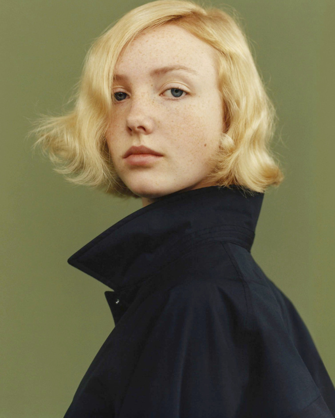 Carr� blond l�g�rement ondul� + trench bleu marine + aura hitchcockienne = le bon mix