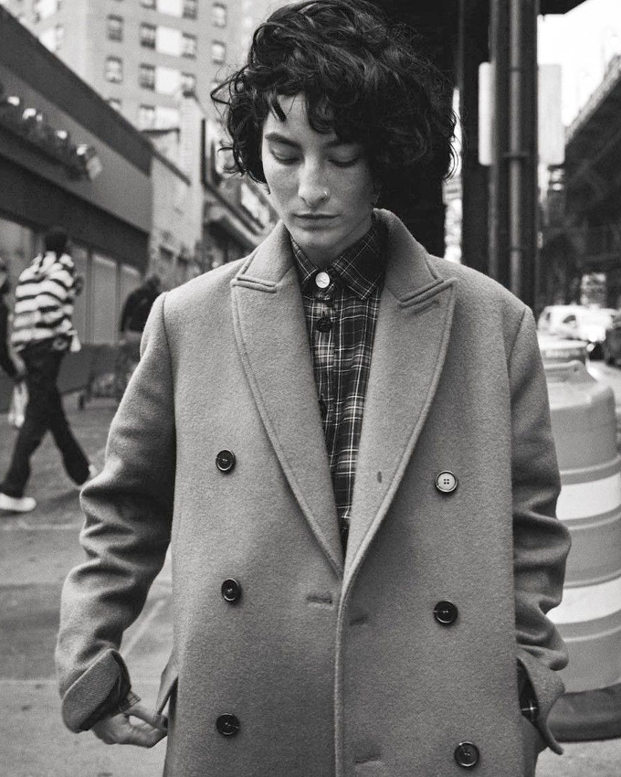 Pardessus + chemise � carreaux boutonn�e haut + petit carr� ondul� = le bon mix