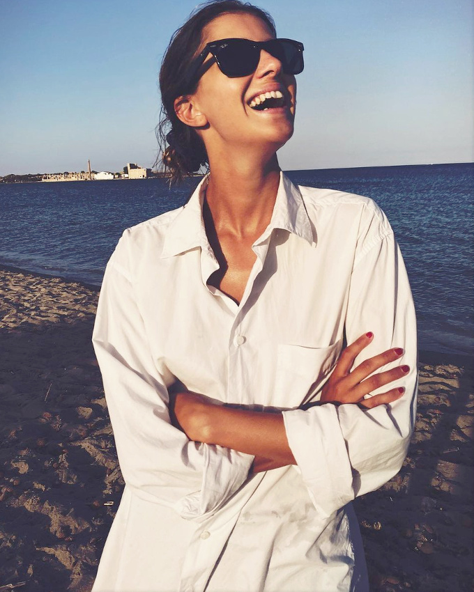 Wayfarers + chemise blanche trop grande + �clat de rire = le bon mix