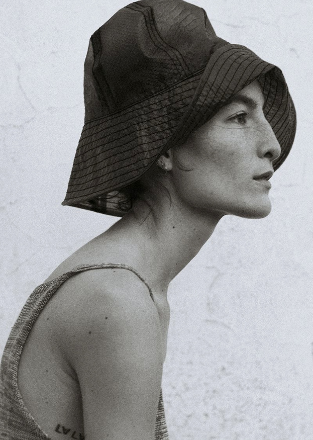 � la fois �trange et sublime, la beaut� de Heather Kemesky hypnotise