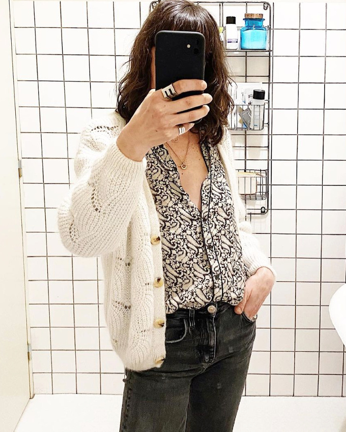 Gilet mousseux d�suet + jean noir d�lav� + chemisier imprim� audacieusement d�boutonn� = le bon mix