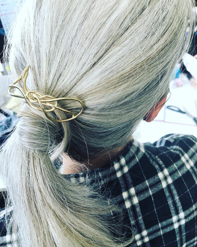 Queue de cheval soign�e + barrette conceptuelle + chemise � carreaux = le bon mix