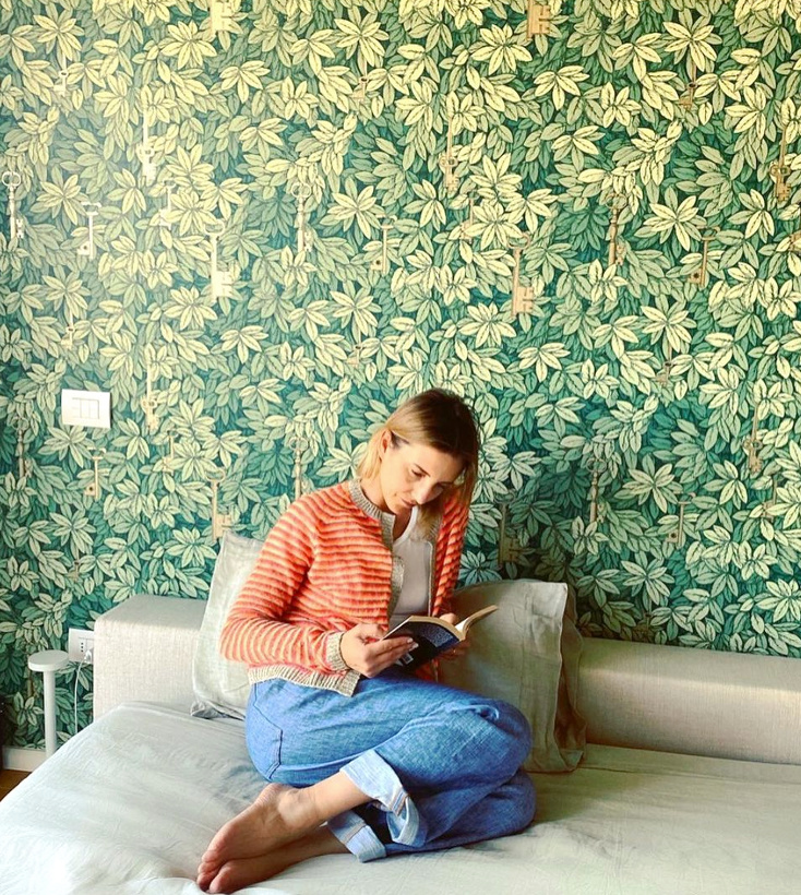 Rien de tel qu'accorder la teinte de son cardigan � celles de sa tapisserie pour r�ussir ses photos Instagram !